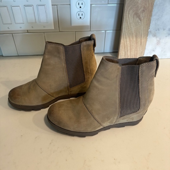 Sorel Women’s Joan of Arctic Wedge Chelsea Boot size 9 in ash brown/tan - Picture 2 of 8
